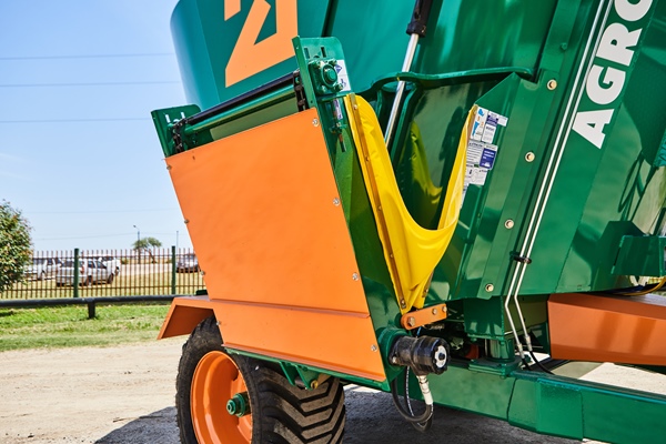 Mixer Vertical Distribuidor 14m3 Descarga Lateral MVD 14 DL Mixer Vertical Distribuidor 14m3 Descarga Lateral 