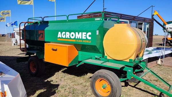 Acoplado Rural Tanque 3000 litros Combinado ART 3000 C Acoplado Rural Tanque 3000 litros Combinado